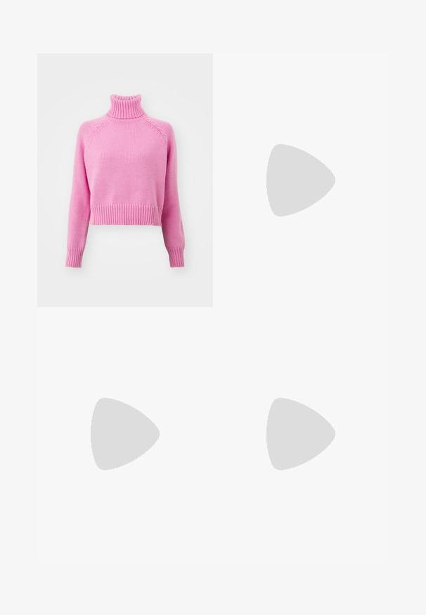 Pulover tricotat roz cu guler înalt și un design scurt, cu manșete și tiv cu elastic, prezentând o suprafață texturată și mâneci raglan.; Fustă mini de bumbac, verde închis, cu talie ajustată, curea și plisse frontale. Prezintă detalii de cusătură și o croială clasică.; Cizme negre din piele, până la genunchi, cu o textură netedă, vârf rotund, talpă masivă și închidere cu fermoar. Prezintă un logo argintiu pe lateral.; Cercei din argint în formă de cerc, decorati cu cristale clare rectangulare și triunghiulare aranjate într-un model circular, cu un post central pentru prindere.