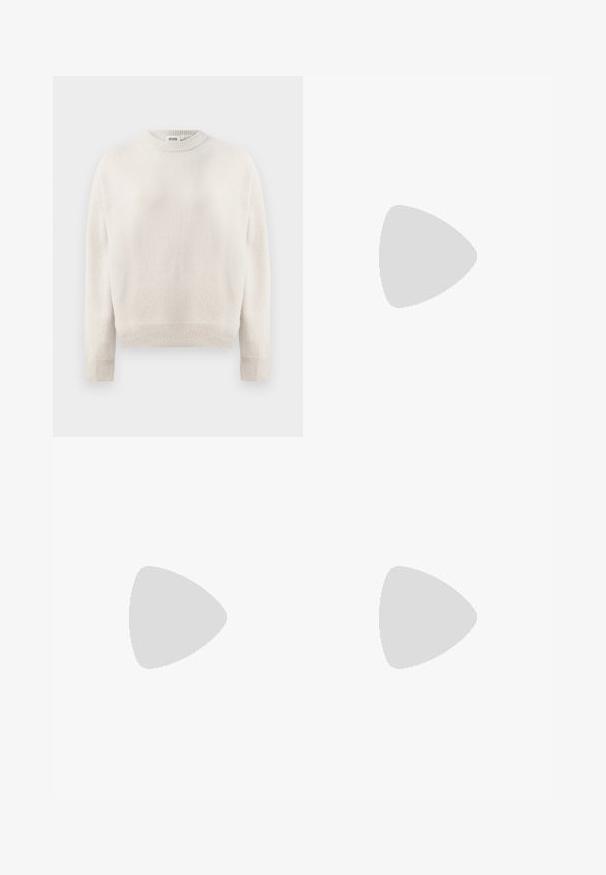 Cremefarbenes Strickpullover mit langen Ärmeln, gerippten Bündchen, Saum und Rundhalsausschnitt, mit dem Etikett "DRYKORN" im Kragen.; Schwarze, weit geschnittene Hosen mit hoher Taille; verfügt über zwei Fronttaschen und eine glatte Stoffoberfläche. Geeignet für verschiedene Anlässe.; Schwarze Lackleder-Pumps mit Knöchelriemen und glänzender Oberfläche, spitzer Zehenform und dickem Blockabsatz. Sanfte Textur, minimalistische Details.; Schwarze Lederhandtasche mit zwei Schulterriemen, rechteckiger Form und minimalistischem Design auf weißem Hintergrund.