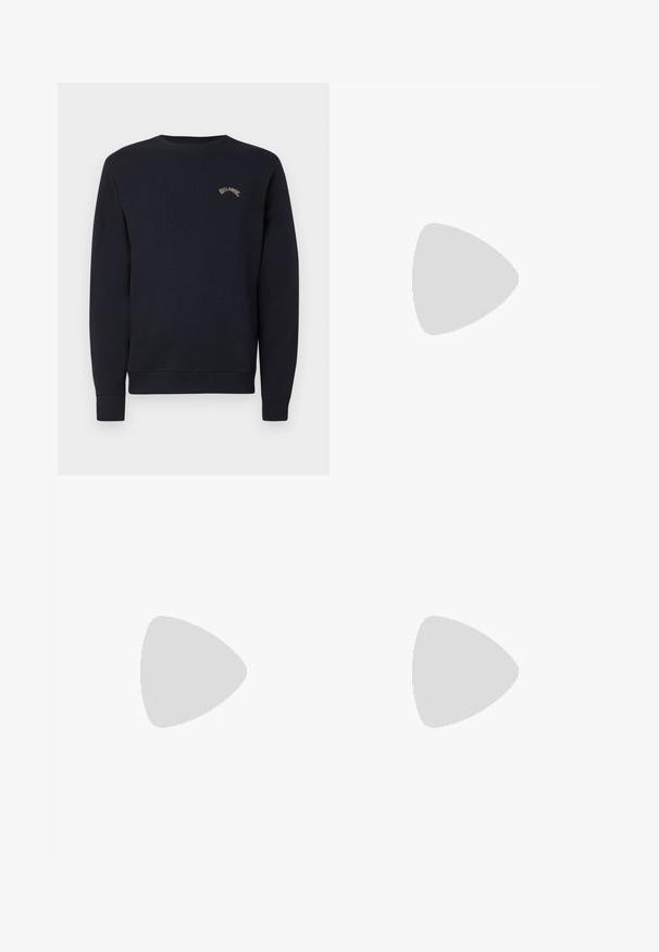 Sudadera azul marina con cuello redondo, puños y cintura acanalados. Presenta un pequeño logo de color claro en el pecho. Textura de tela suave.; Camiseta de jersey negra de manga larga con cuello redondo, corte relajado, dobladillo recto y detalles de costura mínimos. Textura suave y material ligero.; Pantalones cargo negros con un diseño de pierna recta, hechos de tela duradera, con bolsillos laterales y un logo de parche en el lado izquierdo.; Zapatillas de cuero blanco con perforaciones, punta redonda, suela plana y cordones gruesos, con un logo de swoosh visible y "AIR" en el talón.
