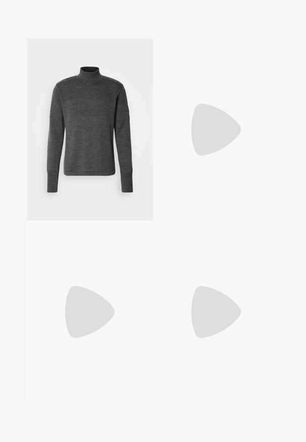 Mads Nørgaard KLEMENS ciemnoszary melanż; Czarne spodnie o plisowanym wzorze, szerokim kroju nogawek i gładkiej fakturze. Posiadają czerwony metek w pasie.; Czarne skórzane mokasyny z teksturowanym frontem i gładkimi bokami. Posiadają smukłą podeszwę i tylną pętelkę dla łatwego zakładania. Klasyczny design.; Czarne prostokątne okulary przeciwsłoneczne z ciemnoczerwonymi soczewkami, o matowym wykończeniu i czerwonym logo na zauszniku. Solidny plastikowy szkielet.