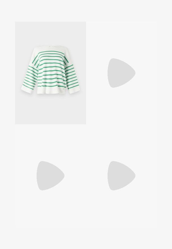 Pull en tricot blanc avec des rayures horizontales vertes, coupe ample, manches larges et encolure dégagée. Présente un petit logo sur l'ourlet.; Pantalon noir ajusté avec une coupe droite, présentant une texture lisse et des plis nets sur le devant. Aucune quincaillerie visible.; Bottine en cuir noir avec un bout carré, fermeture éclair sur le côté et talon bloc sur fond clair uni.; Sac à main en cuir noir avec un design structuré, featuring une forme cropped, une poignée supérieure et des accents en matériel doré. Bandoulière réglable incluse.