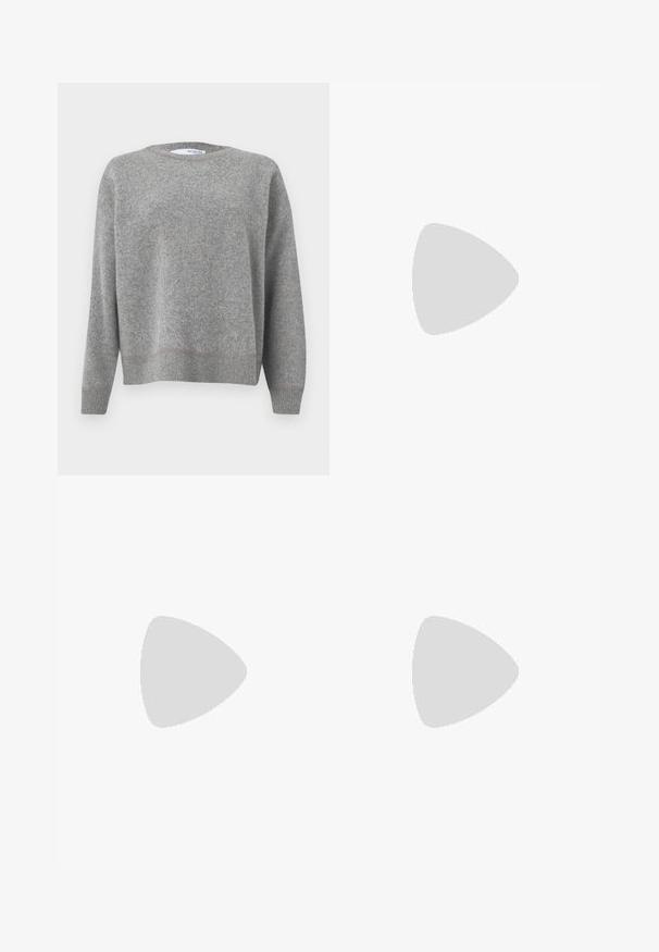 Sivi vuneni pulover s okruglim izrezom, dugim rukavima, rebrastim manžetama i rubom. Ima kontrastne šavove na rubu. Mekana tekstura.; Dugih rukava bijela rebrasta majica s okruglim izrezom i suptilnim šavovima koji oblikuju struk, prikazana na jednostavnoj bijeloj pozadini.; Svijetloplave traperice s ravnim nogavicama, pet džepova, zatvaranjem na patentni zatvarač i suptilnom izblijedjelom teksturom. Klasičan stil s minimalnim hardverom.; Crne kožne mokasinke s zaobljenim vrhom, koje imaju resasti detalj i ukrasnu traku preko prednje strane, postavljene na debelu petu.; Crne naočale ovalnog okvira s prozirnim ljubičastim naglascima na lećama. Okviri imaju mat finiš i tanke, ravne temple.