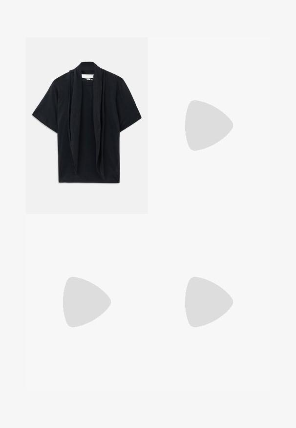Schwarzes Kurzarm-T-Shirt mit einem drapierten Schal-Detail am Ausschnitt. Weicher Stoff, entspannter Schnitt und lockere Silhouette.; Weite Hose aus dunkelolivgrünem Stoff mit einem gefältelten Vorderdesign, einem Knopfverschluss und einer glänzenden, strukturierten Oberfläche.; Schwarze Sneaker mit einem Obermaterial aus Wildleder und Synthetik, ausgestattet mit drei weißen Streifen, einer strukturierten Gummi-Sohle und einem blauen Logo-Tag auf der Zunge.; HUGO KREIT ECLIPSE EARRINGS - Ohrringe - gold-coloured