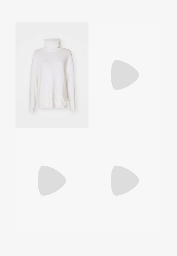 Weißer Rollkragenpullover aus feinem Strickmaterial. Mit geripptem Muster am Kragen und Saum, sowie einem Design mit überschnittenen Schultern.; Schwarze, taillierte Hose mit geradem Bein, aus einem glatten Stoff und mit klaren Falten an der Vorderseite. Keine sichtbare Hardware.; Slingback-Absatzschuh in olivgrün, aus glänzendem synthetischen Material, mit spitzer Zehenform, niedrigem Blockabsatz und Metallakzent am Knöchelriemen.; Schwarze Lederhandtasche mit einem strukturierten Design, das eine verkürzte Form, einen oberen Griff und goldfarbene Hardware-Details aufweist. Verstellbarer Schulterriemen ist enthalten.