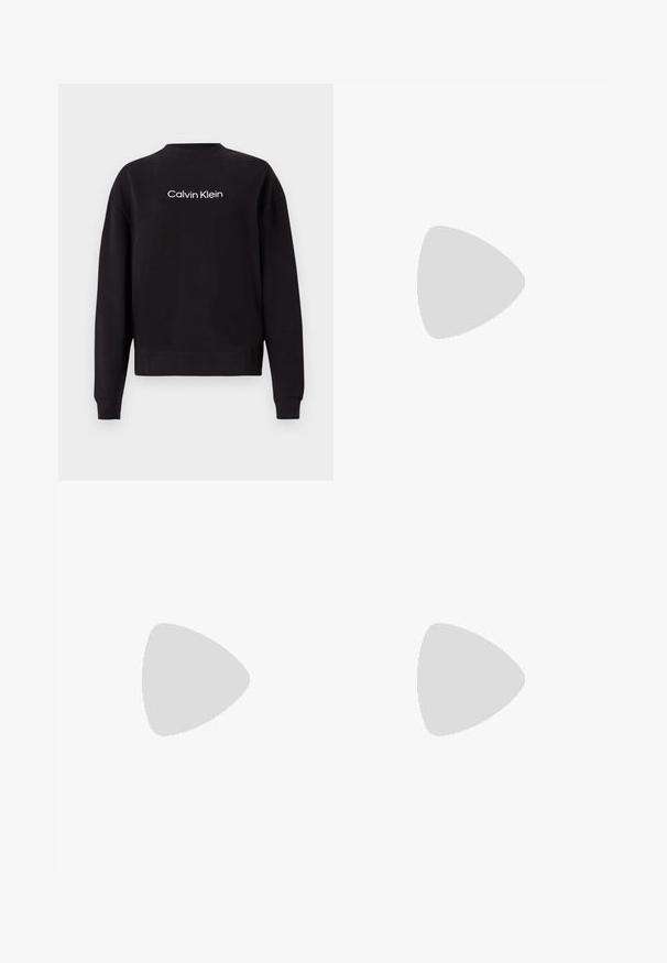 Zwarte katoenen sweatshirt met een geribbeld ronde hals, lange mouwen en een gedrukte "Calvin Klein"-logo in het wit op de borst.; Bredere broek van lichtbeige katoen. Heeft een hoge taille, voorzakken en een rechte snit. Schoon afgewerkte zoom zonder patronen.; Zwarte puntige slingback schoen met een lage hak, gemaakt van soepel leer en voorzien van een uitsnede aan de zijkant voor ventilatie.; Zwarte leren handtas met een gebogen vorm, slanke schouderband, zilveren rits en Calvin Klein-logo aan de voorkant. Gladde textuur en minimalistisch design.