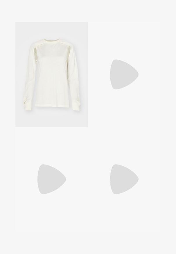 Dlhý rukáv, vyrobený z ľahkej krémovej textílie, s okrúhlym výstrihom, jemnými bočnými výrezmi a rebrovanými manžetami. Mäkčená textúra po celom obvode.; Čierne široké nohavice s vysokým pásom, skladaným predným dielom a užšími členkami. Vyrobené z hladkej látky s matným povrchom.; Krémové lodičky s úzkym predným popruhom a ozdobným členkovým remienkom na bielom pozadí.; Čierna kabelka z krokodílovej embosovanej kože so štruktúrovaným dizajnom, horným uchom, nastaviteľným popruhom a výrazným predným logom.