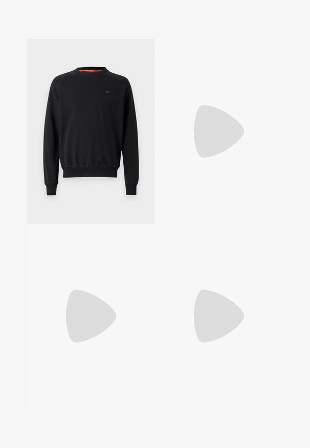 Sweatshirt nero a maniche lunghe con colletto girocollo, polsini e orlo a costine, logo piccolo sul petto, esposto su uno sfondo bianco semplice.; Maglietta bianca in cotone con maniche corte, scollatura rotonda, vestibilità comoda e senza loghi o motivi visibili. Texture liscia e design minimale.; Pantaloni jogger neri realizzati in tessuto morbido, dotati di una vita elastica con coulisse, polsini a costine e un piccolo logo sulla coscia sinistra.; Sneakers in pelle bianca con perforazioni, punta rotonda, suola piatta e lacci spessi, con logo swoosh visibile e "AIR" sul tallone.