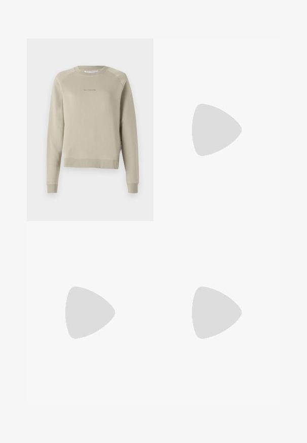 Hanorac gri deschis, cu mânecă lungă, guler rotund, mâneci tip raglan și detalii subtile cu logo pe piept. Fabricat dintr-un material moale.; Pantaloni albi cu picioare largi, confecționați dintr-un material moale, având un brâu cu șnur și o textură netedă. Fără modele sau embellishments vizibile.; Cizmă de gleznă din piele bej, cu toc pătrat și talpă platformă, cu un finisaj neted și vârf ușor pătrat, orientată spre stânga pe fundal alb.; Geantă de mână din piele albă cu un design structurat, având o închidere magnetică și un breteau, expusă pe un fundal neutru.