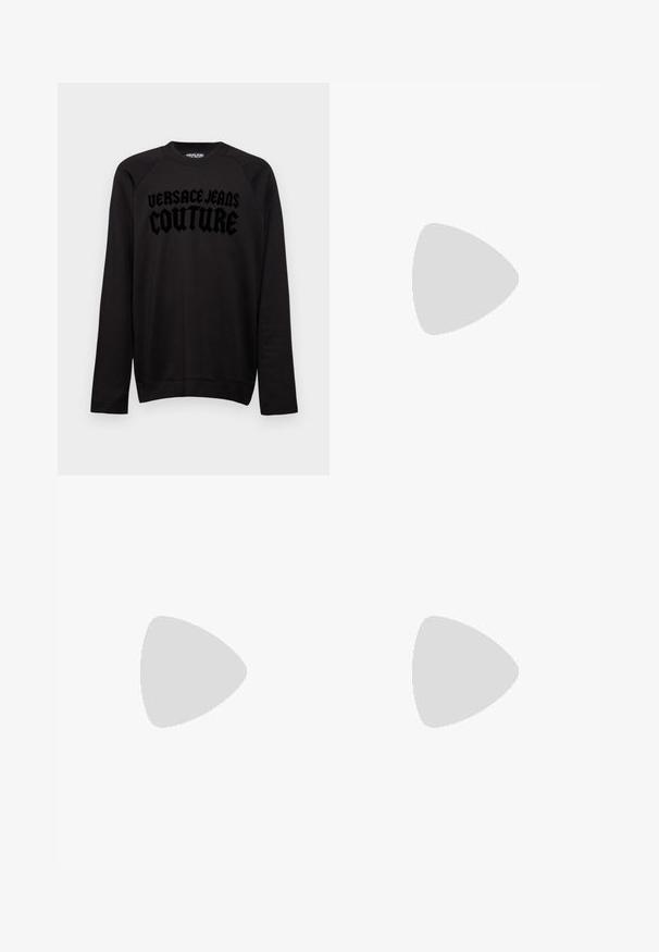 Černá mikina vyrobená z měkkého materiálu, s dlouhými rukávy, kulatým výstřihem a odvážným textovým designem "VERSACE JEANS COUTURE" na přední straně.; Černé tepláky vyrobené z měkké látky, s elastickým pasem a šňůrkou na stažení, zúženými nohavicemi a elastickými manžetami na kotnících.; Bílé kožené tenisky s hladkým povrchem, kulatou špičkou, plochými tkaničkami a texturovanou podrážkou. Na patě se nachází nenápadné logo.; Černé sluneční brýle s širokým, hranatým rámem a tmavě tónovanými skly. Mají texturované černé strany a kulatý logo akcent na spánku.