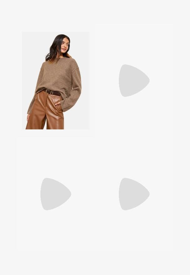 Brun stickad tröja med överdimensionerade ärmar, parat med högmidjade bruna fusk läderbyxor och ett mörkt bälte. Slät textur och avslappnad passform.; Bruna breda byxor i bomullsblandning med fransar vid fållen, framknäppning och klassisk femfickdesign. Minimalistiska och mångsidiga.; Ljusgrå högklackad sko med spetsig tå, öppen vampdesign, ankelrem och guldkedjeaccent. Slät läderstruktur.; Mango Shoppingväska - dark brown