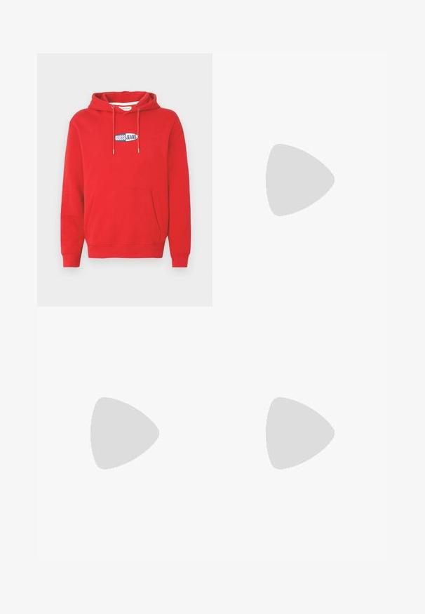 Sweatshirt com capuz vermelho feito de tecido macio, apresenta um bolso frontal, capuz com cordão e um emblema azul e branco "GUESS JEANS" no peito.; Camisa de algodão branca de mangas longas com decote redondo, fendas laterais na parte inferior e uma textura suave, mostrada de trás.; Calças de ganga azul claro com um design de perna reta, cinco bolsos, fecho de botão, desgaste mínimo e detalhes de costura em contraste.; Sapatilha branca com um cabedal em couro liso e de perfil baixo. Apresenta um bico redondo, seis ilhoses e uma sola de borracha texturizada.