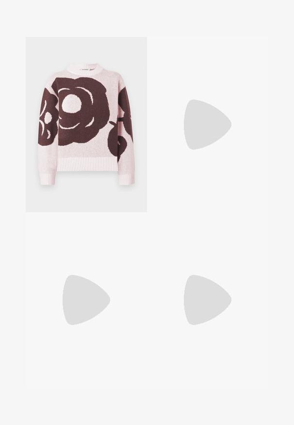 Pulover iz pletenine z velikim temnim cvetličnim vzorcem na svetlo roza podlagi. Rebrast izrez in manšete, mehka tekstura.; Visoko pasne modre jeans hlače iz denima, s straight leg dizajnom, rahlim bledenjem in standardnim gumbom ter zadrgo.; Bela tenisa z gladko površino, ki se ponaša z črnimi detajli na peti in zlatim kovinskim dodatkom na srednjem delu podplata. S sistemom vezalk, gumijast podplat.; Bela usnjena torbica s ukrivljeno obliko, ki na sprednji strani nosi vžgano logo "CK" in ima eno naramnico. Zadrga za zapiranje na vrhu.