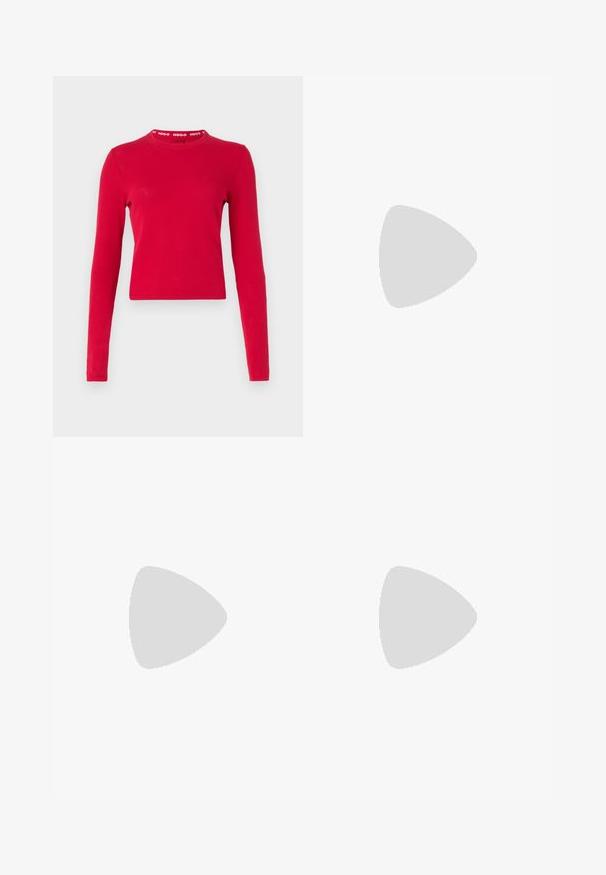 Rotes langärmeliges Oberteil aus Baumwolle mit tailliertem Design. Verfügt über einen Rundhalsausschnitt und einen gerippten Kragen mit weißem 'HUGO'-Branding.; Schwarze Hose mit geradem Schnitt, doppelten Falten, einer glatten Textur und einem klassischen Bunddesign. Keine sichtbaren Beschläge oder Akzente.; Schwarzer lacklederner Slingback-Schuh mit spitzem Zehenbereich, zwei Riemendetails, goldenen runden Akzenten und niedrigem Blockabsatz.; Schwarze Leder-Schultertasche mit einer geschwungenen Form, Reißverschluss und verstellbarem Tragegurt. Mit eingeprägtem Markenlogo auf der Vorderseite.