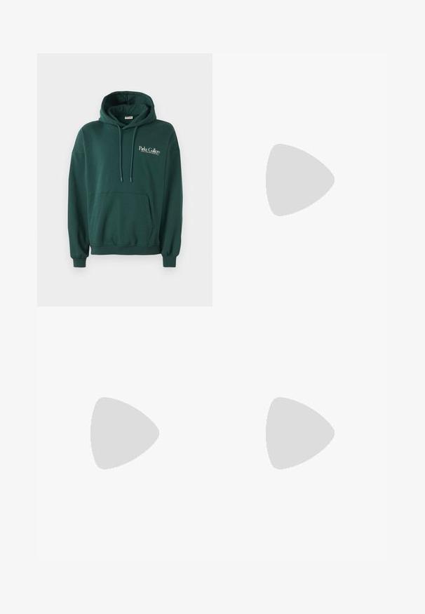 Dunkelgrüner Hoodie aus weichem Material, mit einer Kängurutasche, Bindebändern und einem weißen Textlogo auf der linken Brustseite.; Hellblaue Jeans aus Denim mit geradem Bein, ausgestattet mit einer mittelhohen Taille, fünf Taschen sowie einem Knopf- und Reißverschluss.; Schwarze Lederloafers mit einem fransenverzierten Akzent, ausgestattet mit einer robusten schwarzen Sohle und gelber Naht entlang der Kante. Texturierte Oberfläche.; Dreischichtige Halskette aus Silbermetall mit schlanken, flexiblen Ketten mit leichtem Glanz, gesichert mit einem Karabinerverschluss und verstellbarer Kette.