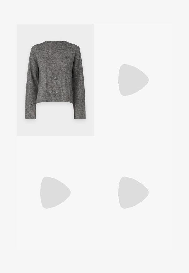 Pull en tricot gris à manches longues, col rond et coupe décontractée. Tissu texturé et longueur courte. Pas de détails supplémentaires.; Pantalons larges noirs en simili cuir. Dotés d'une taille haute, de passants de ceinture, de deux poches avant et de détails cousus.; Escarpin noir en cuir à bout pointu avec une bride de cheville et un talon épais. Texture lisse, design élégant et esthétique minimaliste.; Sac fourre-tout en cuir noir avec une texture lisse, de forme rectangulaire et deux longues poignées. Pas de matériel ou d'ornementations visibles.