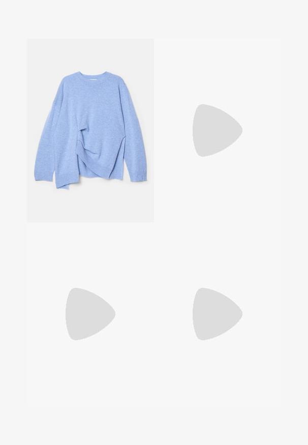 Jasnoniebieski sweter dziany z długimi rękawami oraz ściągaczami na mankietach i u dołu, wyeksponowany na płasko, z jedną stroną lekko zgiętą ku górze.; Jasnoniebieskie dżinsy z wysokim stanem, szerokimi nogawkami, dwoma bocznymi kieszeniami oraz plisowanym wzorem. Miękka tekstura z wyblakłym wykończeniem.; Granatowy zamszowy sneaker z gumową podeszwą w kolorze gumy, niebieskimi sznurowadłami i minimalistycznym designem. Na boku znajduje się wytłoczone logo, a wnętrze jest gładko wykończone.; Czarna skórzana torebka o strukturalnym designie, z przyciętą formą, górnym uchwytem i złotymi akcentami. W zestawie regulowany pasek na ramię.