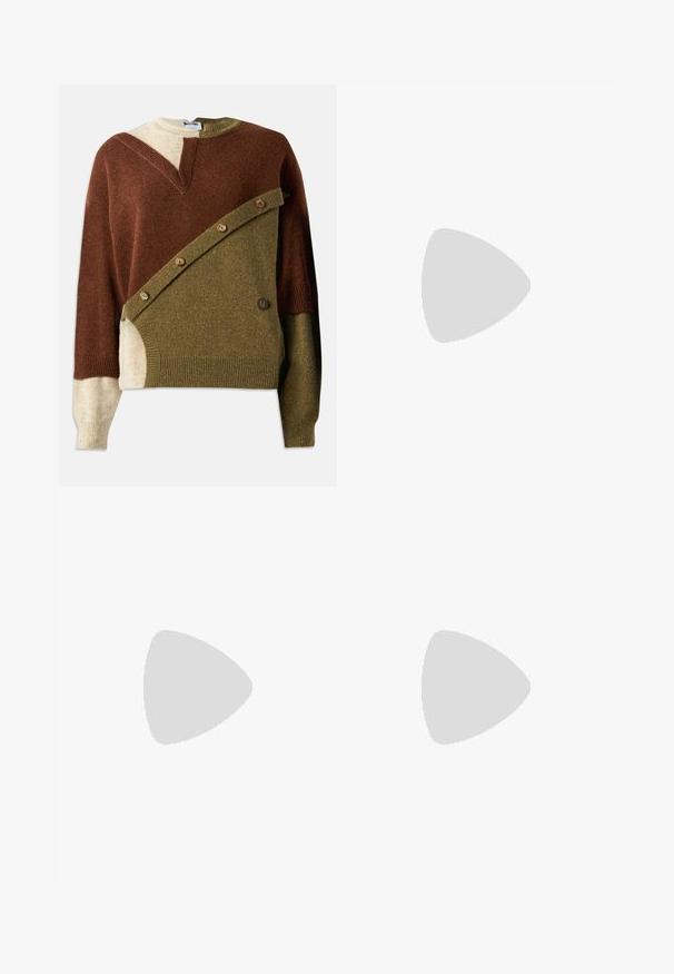 Pletený svetr se směsí hnědých, olivově zelených a béžových odstínů. Obsahuje unikátní diagonální design s knoflíkovými akcenty na přední straně.; Černá kožená sukně s sklady, širokým pasem a dvěma přezkami na boku. Hladká textura s lesklým povrchem.; Černé kožené kotníkové boty s robustním vysokým podpatkem, šněrováním vpředu, kovovými očky a žlutým prošíváním podél podrážky. Texturovaná gumová podrážka.; Burgundská kabelka vyrobená z umělého materiálu se strukturovaným designem, která má odnímatelný popruh a kroužek, na kterém je uvázaný šátek s květinovým vzorem.