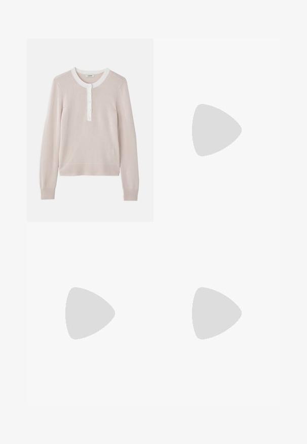 sandro ROND - Strickpullover - nude; Weiße weite Hosen aus Baumwolle mit glatter Textur. Sie verfügen über einen vorderen Knopf, einen Reißverschluss und ein Design mit vier Taschen.; Schwarze Lederloafers mit einer klobigen Sohle, die an der Vorderseite ein goldfarbenes Akzent und eine glatte Oberfläche aufweisen. Klobiges Profil-Design auf der Sohle.; Schwarze Leder-Umhängetasche mit zwei vorderen Taschen, goldenen Schnallen, Reißverschluss und einem schmalen Tragegurt. Texturierte Oberfläche und kompakte rechteckige Form.