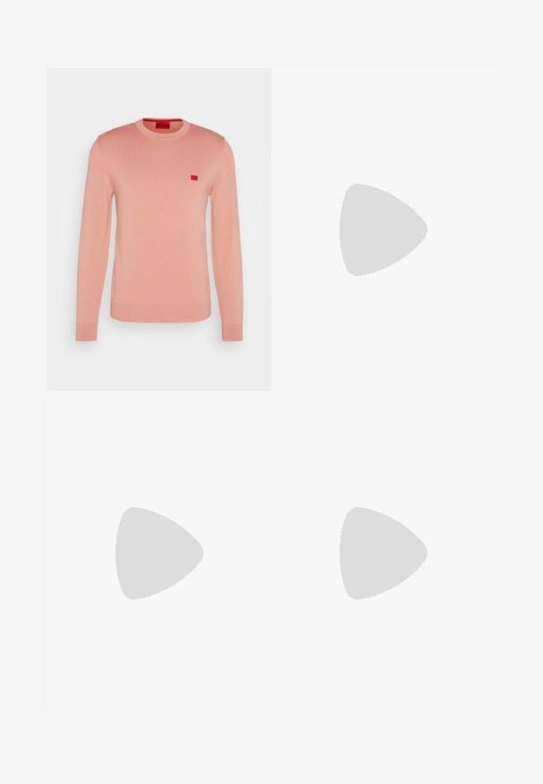 HUGO SAN CASSIUS - Džemper - light pastel red; Valge puuvillane t-särk lühikeste varrukatega, ümmarguse kaelusega ja siledat tekstuuri. Lihtne disain, ilma mustrite ja graafikateta.; Sinine denimist teksased sirge sääre lõikega, millel on nupuklapp, viis taskut ja peene fadeeritud tekstuur kogu ulatuses.; Mustad mustad, mis on valmistatud siidist ja nahast, sinise logoga ja pruunist kummist tallaga. Kombineeritud hallide sokkide ja sametpükstega.