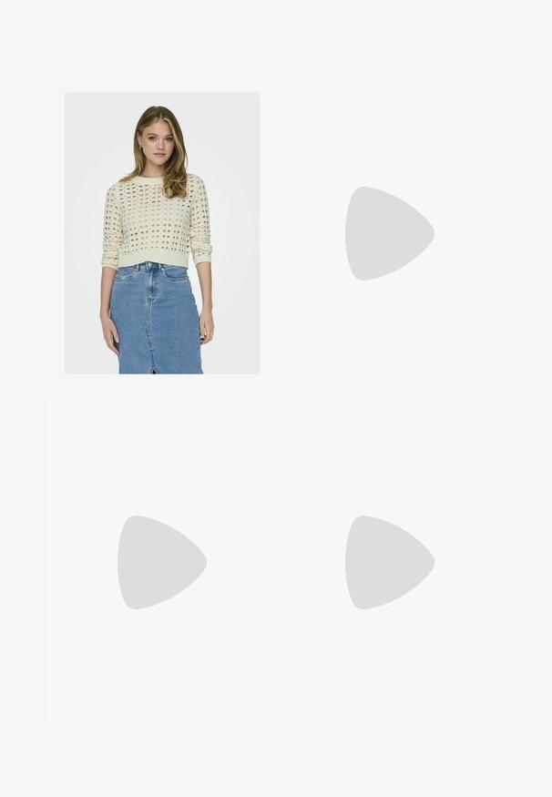 Maglione lavorato a maglia in avorio con un motivo a punti chiari, scollo rotondo e maniche lunghe, abbinato a una gonna in denim azzurro chiaro con una fessura frontale.; Pantaloni neri a gamba dritta, con tasche frontali e spacchi laterali all'orlo. Realizzati in tessuto morbido e liscio. Adatti a diverse occasioni.; Sandali con tacco in vernice nera, con punta squadrata, cinturini alla caviglia e fibbie in argento. Presentano un tacco a blocco spesso per maggiore stabilità.; Borsa tote in pelle nera con texture liscia, forma rettangolare e due manici lunghi. Nessun hardware o decorazione visibile.