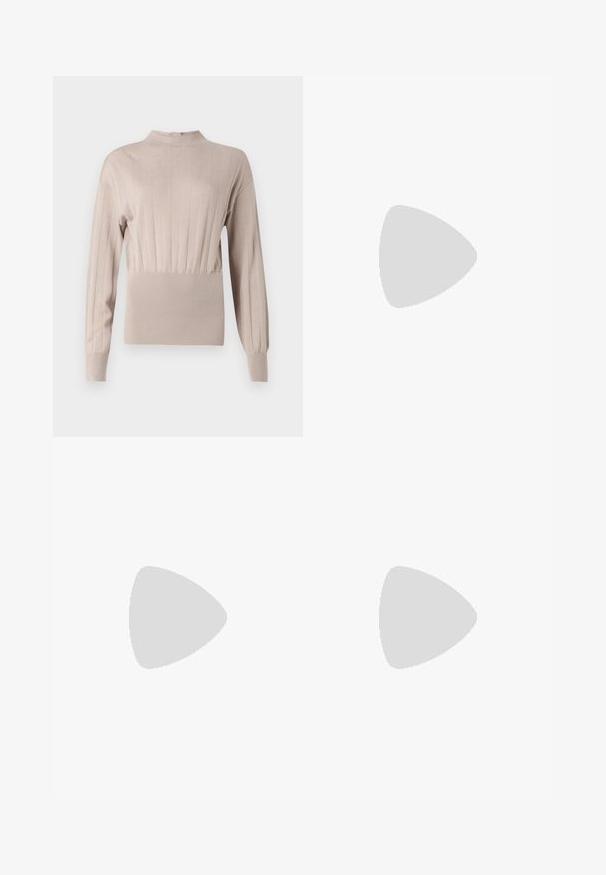 Haut en tricot côtelé beige, avec un col montant, des manches longues et une taille froncée. Texture lisse avec des rayures verticales et une silhouette ajustée.; T-shirt en coton blanc avec le mot "CLOSED" imprimé en noir, en lettres grasses, sur le devant. Manches courtes et encolure ronde classique.; Jean en denim noir avec taille haute, coupe droite, design à cinq poches, coutures visibles et fermeture à bouton en métal.; Botte de cheville en cuir noir avec des œillets en argent, bout pointu et talon bloc. Design épuré avec une texture lisse.