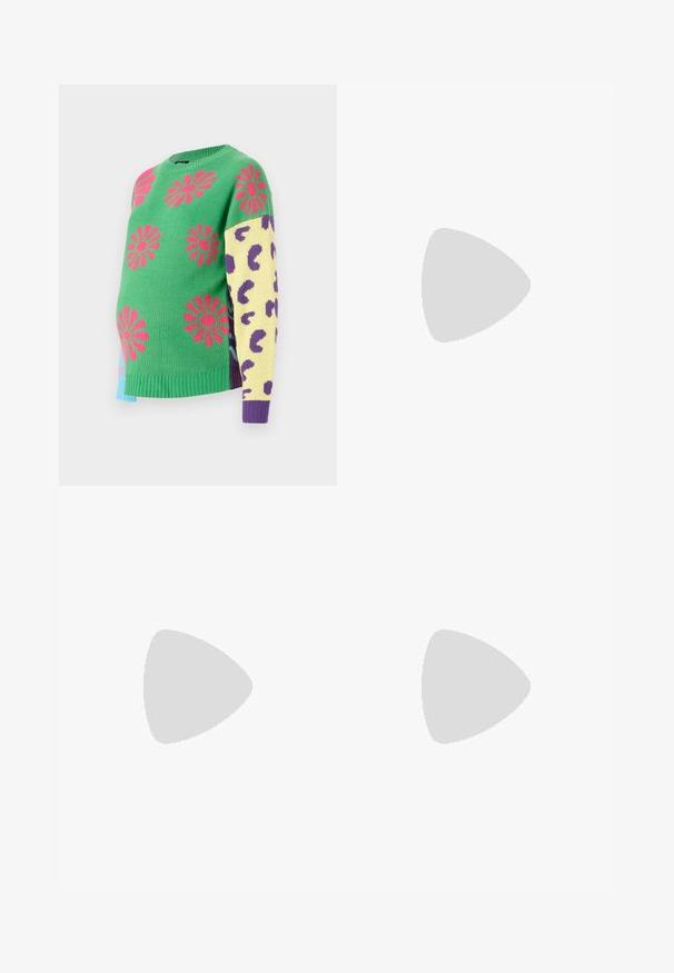 Πλεκτό πουλόβερ με πράσινο σώμα με ροζ λουλούδια, κίτρινο μανίκι με μοβ λεοπάρ στίγματα και ριμπ τελείωμα.; Vero Moda Maternity VMMBECKY SUPER WIDE PANTS - Παντελόνι - black; Ναυτικό μπλε σουέντ μποτάκι αστραγάλου με ελαστική πλαϊνή επένδυση, στρογγυλή μύτη και τετράγωνη φτέρνα. Η υφή του υφάσματος και η λεία σόλα προσθέτουν αντίθεση.; Μαύρη τσάντα χειρός με δομημένο σχήμα, λεία υφή και μεταλλικό κούμπωμα. Συνδυασμένη με φαρδιά μαύρα παντελόνια και σανδάλια ανοιχτής μύτης πάνω σε ξύλινο πάτωμα.