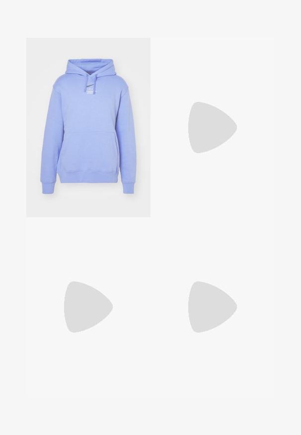 Nike Sportswear HOODIE - Sweatshirt - royal pulse; Olivenfarbener Baumwoll-T-Shirt mit kurzen Ärmeln, ausgestattet mit einem großen gemusterten "N"-Logo in Beige und einem kleinen pinken Nike-Swoosh auf der Brust.; Braune Cargo-Shorts mit geradem Schnitt, zwei Seitentaschen und einer vorderen Knopfleiste. Hergestellt aus strapazierfähigem Baumwollstoff mit matter Oberfläche.; Grauer Sportschuh mit einem Obermaterial aus Mesh und Wildleder, weißen Akzenten, einer gepolsterten Sohle und einem charakteristischen Design mit reflektierenden Elementen.
