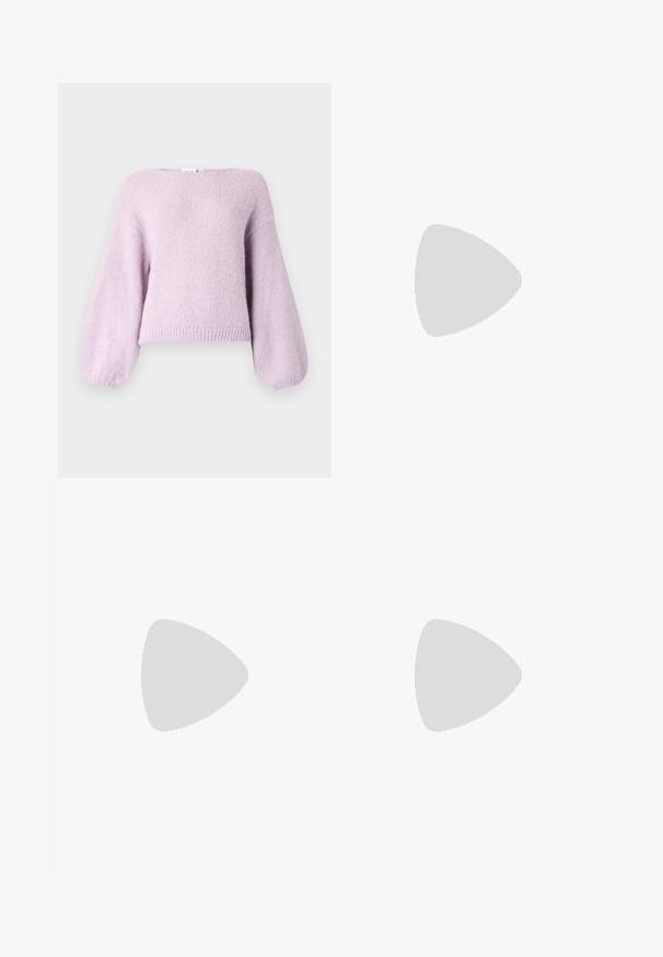 Pulover tricotat de culoare violet deschis, cu croială lejeră, mâneci bufante late și tiv ribbat. Textură moale și decolteu rotunjit.; Jeans decolorate, cu talie înaltă și croială dreaptă. Fabricate din denim, cu un design clasic cu cinci buzunare și o ușoară decolorare.; Bocanci negri de glezna din piele netedă, cu fermoar lateral, toc texturat și masiv, și design cu vârf rotund.; Geantă neagră din piele ecologică, cu un accent argintiu în formă de stea, mânere duale și o curea de umăr ajustabilă.