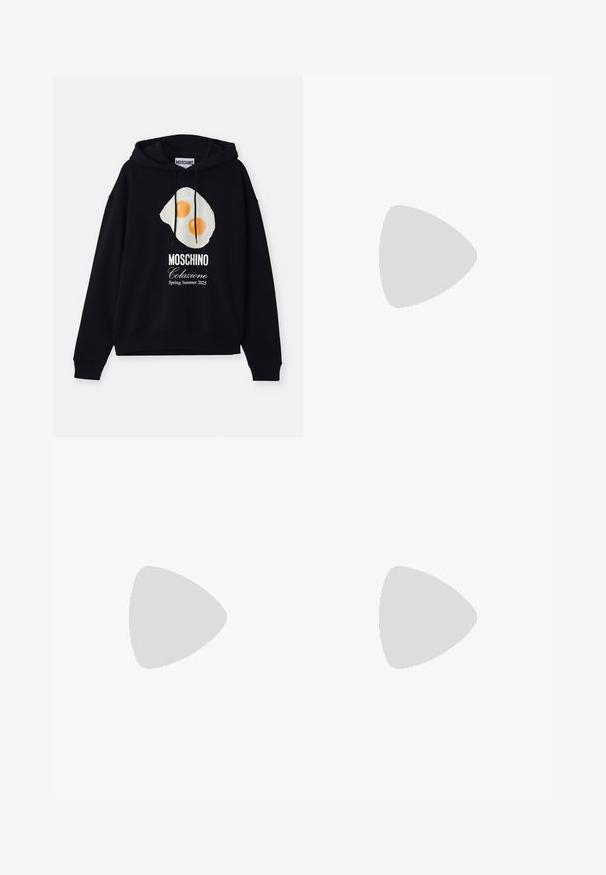 Schwarzer Hoodie aus Baumwolle mit einem Grafikdruck von einem Spiegelei mit zwei Eigelben und dem Text "MOSCHINO Colazione Frühjahr Sommer 2025" darunter.; Helle blaue Sweatpants aus weichem Material, mit einer schmal zulaufenden Passform, elastischem Bund und umgeschlagenen Säumen. Kleines Logo an der Seite.; Lacoste Sneaker in Dunkelgrau aus Mesh und Synthetikmaterial, mit einer strukturierten Sohle und braunen Akzenten am Kragen und Logo.; Bauchtasche im dunkelblauen Batikdruck mit einem Reißverschluss oben, strukturiertem Material und einem auffälligen Logodetail auf der Vorderseite.