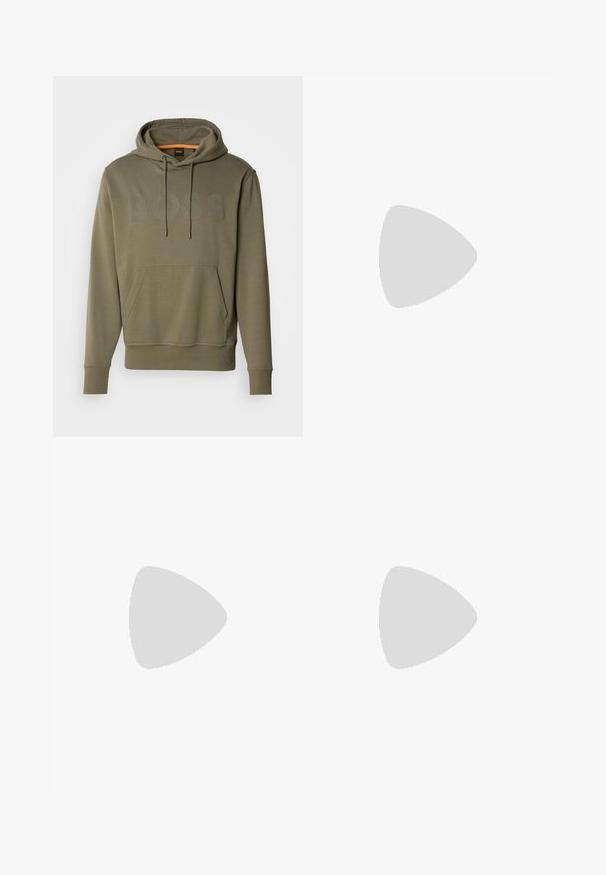 Sudadera color verde oliva con un gran logo "BOSS" en un tono ligeramente más oscuro. Presenta un bolsillo frontal tipo canguro y una capucha ajustable con cordón.; Camiseta de algodón blanca con cuello redondo y mangas cortas, con un logo negro "Porsche BOSS" en la parte izquierda del pecho.; Pantalones de algodón beige con corte recto, que cuentan con un cierre de botón y pliegues en la parte frontal para un detalle adicional.; Zapatilla de cuero blanco con punta redonda, cordones en la parte delantera, suela de goma crema y detalle en tono marrón. La superficie texturizada muestra un diseño minimalista.