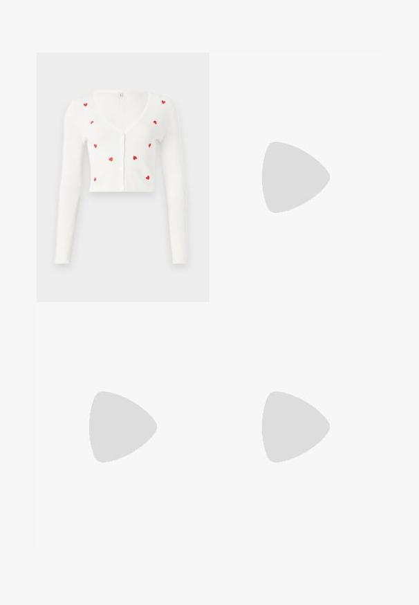 Cardigan bianco a coste con maniche lunghe, caratterizzato da motivi a cuore rossi. Scollo a V e chiusura con bottoni sul davanti. Lunghezza cropped.; Jeans neri a gamba larga realizzati in denim, caratterizzati da piccoli motivi a pois, design classico a cinque tasche e chiusura con bottone e zip.; Sandali con tacco in vernice nera, con punta squadrata, cinturini alla caviglia e fibbie in argento. Presentano un tacco a blocco spesso per maggiore stabilità.; Borsa tote in pelle nera con texture liscia, forma rettangolare e due manici lunghi. Nessun hardware o decorazione visibile.