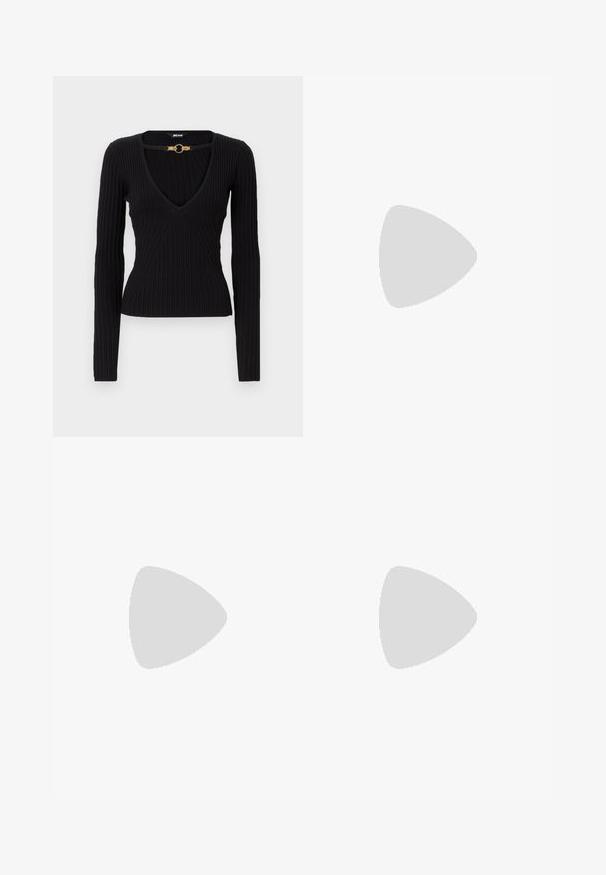 Just Cavalli Pulover - black; Črne široke hlače z gladko teksturo, z visokim pasom in središnjimi pregibi. Brez vidnih vzorcev ali kovinskih detajlov.; Črne gležnjarje iz sijoče usnje s koničastim nosom in masivnim kvadratnim peto. Imajo gladko teksturo in minimalističen dizajn.; Črna usnjena torbica s krivuljo, zlatim značajem v obliki kače in verižnim paščkom. Ima preklopno zapiranje z metalnim logotipom.