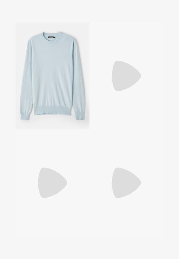 Pulover deschis la culoare, de un albastru delicat, fabricat dintr-un material moale, având un guler clasic rotund, mâneci lungi și mansete și tiv cu riburi.; Cămașă albă cu guler clasic, mâneci lungi și tiv rotunjit; are un mic logo portocaliu în partea stângă jos.; Jeans din denim uzat, de culoare verde deschis, cu un croi drept, design cu cinci buzunare, și decolorare inegală cu stropi de vopsea.; Cizmă de gleznă din întoarsă de culoare bej, cu guler negru căptușit, ochiuri din metal auriu, detalii de cusătură albă și talpă din cauciuc robustă, cu un model pronunțat.