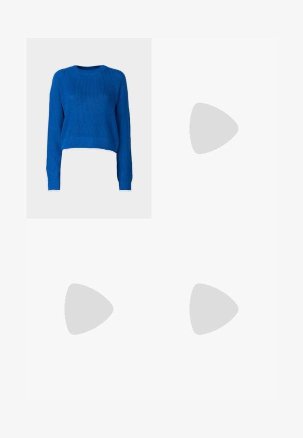 Noisy May NMMAYSA O NECK - Pulóver - lapis blue; Bőszárú farmernadrág, világos és sötétkék árnyalatokkal, magas derekú, övgyűrűkkel és a nadrággal megegyező anyagú övvel. Textúrált farmer kivitel.; Fehér bőr edzőcipő perforált orral, texturált talppal és fehér fűzővel, széles vörös nadrággal párosítva, kék és sárga háttérrel.; Kis krémszínű táska texturált felülettel, hosszú, állítható pánttal, láncos díszítéssel és fedéllel záródik. Aranyszínű fém részletek.; Arany fülbevalók sima, fényes felülettel. Kör alakú dizájn, amely kis kapoccsal és átlátszó tartozékkal rendelkezik a biztonságos viselés érdekében.