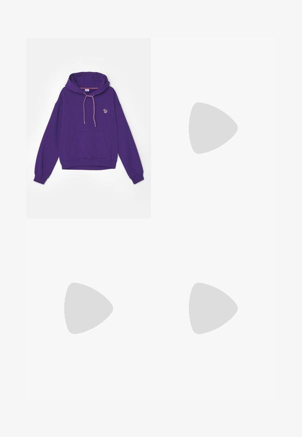 PS Paul Smith HOODY - Sweatshirt com capuz - purple; Calças pretas feitas de um tecido suave, com uma cintura alta, pernas largas, pregas frontais e passadores de cinto clássicos. Não há bolsos laterais visíveis.; Sapato de salto alto em pele branca com biqueira pontiaguda, faixa no tornozelo e um salto fino de stiletto. Textura suave com um leve acabamento brilhante.; Bolsa crossbody de couro texturizado castanho com alça de corrente dourada e fecho com aba. A parte da frente apresenta detalhe do logótipo e um bolso sob a aba.