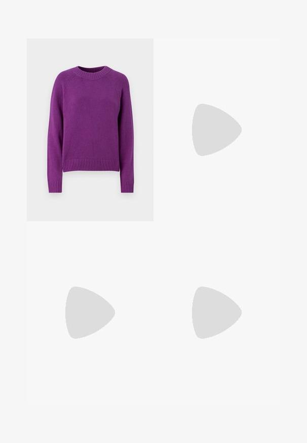 GAP CASHSOFT CREW - Džemperis - purple; Melnas izplestas džinsus ar vidēju jostasvietu, kas izgatavoti no gludas auduma. Iespējas piecas kabatas un redzami šuvju detaili.; Melni ādas apavi ar noapaļotu purngalu, biezām bloku papēžiem un elastīgiem sānu akcentiem, apvienoti ar tumšām zeķubiksēm un melnu svārku ar šķirbu.; Sudraba gredzenveida auskari ar minimālistisku dizainu. Cirkulāra forma, gluda tekstūra un plāns profils. Vieglu svaru ar spīdīgu apdari.