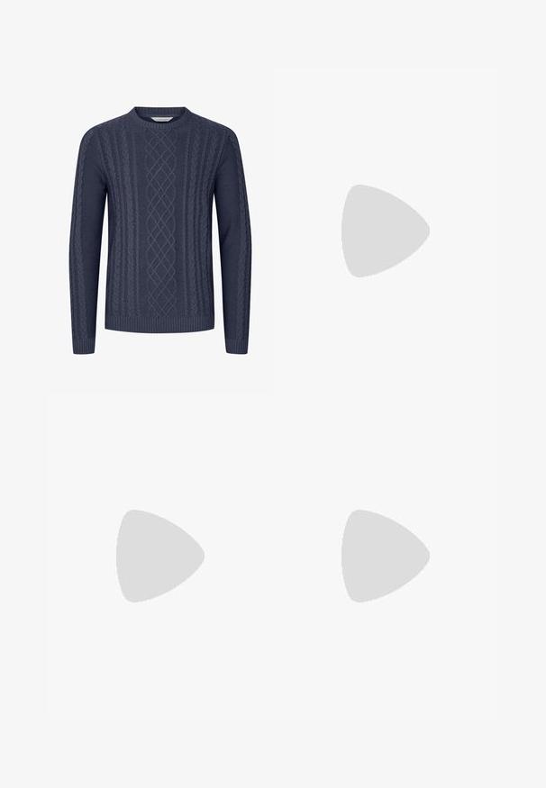 Pulover tricotat de culoare bleu marin, cu modele de cabluri texturate, guler rotund și manșete și tiv rib. Fabricat dintr-un material moale și durabil.; Tricou alb cu mânecă scurtă, confecționat din bumbac, cu decolteu în formă de cerc și o textură netedă, cu croială dreaptă și fără modele.; Pantaloni negri cu un design drept, fabricați dintr-un material neted. Au plisse în față și un sistem de închidere cu un singur buton la talie.; Pantofii sport New Balance, cu un exterior din plasă, predominant alba cu accente gri și bleumarin, având o talpă cu amortizare și detalii texturate.