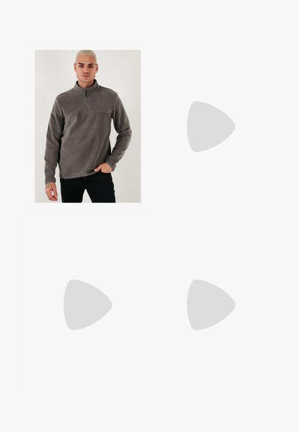 Sudadera de forro polar gris con cuello de media cremallera, mangas largas y una textura suave. Destacada con una costura simple en el pecho.; Camiseta blanca de manga corta, hecha de algodón suave. Presenta un cuello redondo y un dobladillo recto con un detalle mínimo.; Jeans de denim azul de pierna ancha con un lavado descolorido, diseño de cinco bolsillos y cierre de botón. Equipados con trabillas y detalles de costura.; Botín de piel marrón con puntera redondeada, cremallera lateral y una correa decorativa con un hebilla metálica. Presenta un parche con el logo de Harley-Davidson.