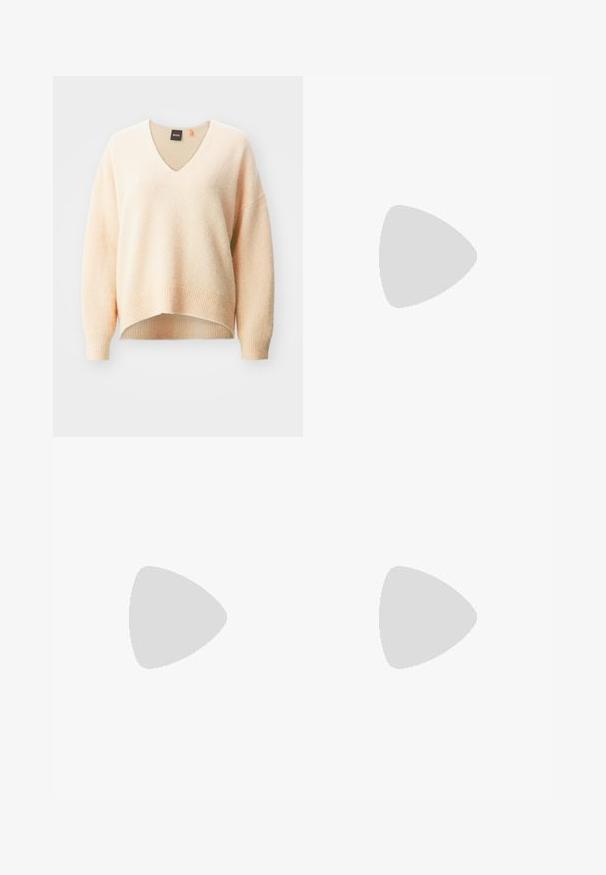 V-ringad, löst sittande tröja med sänkt axel, i en mjuk persikofärg. Texturerat tyg med ribbade ärmslut och nederkant. Märkesskylt synlig inuti.; Svarta skräddarsydda byxor med rak benform, med en slät yta och skarpa veck fram. Ingen synlig hårdvara.; Svart läder slingback-hälar med spetsig tå, med en smal klack och en guldtonad detalj på den justerbara remmen. Slät textur.; Svart läderhandväska med en strukturerad design, som har en avskuren form, ett handtag upptill och guldiga detaljer. Justerbar axelrem ingår.