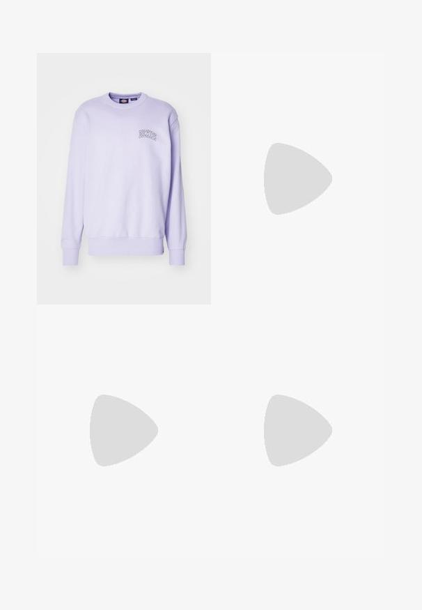 Dickies AITKIN CHEST UNISEX - Sudadera - cosmic sky; Dos camisetas de algodón blancas de manga corta y cuello redondo. Textura suave, sin patrones visibles, ajuste estándar.; Pantalones ligeros beige con cintura elástica y pinzas frontales, que cuentan con bolsillos laterales y un diseño de pierna recta. Textura suave.; Zapatilla deportiva blanca con parte superior de malla, acentos en azul marino y suela acolchada. Presenta el logo "N", cordones y detalle texturizado en el lateral.