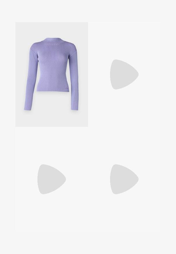 KARL LAGERFELD Džemperis - sweet lavender/deep purple; Gai zilo, plašu kāju džinsu bikses, kas izgatavotas no denima. Iekļauj pogu un rāvējslēdzēja aizdari, priekšējās kabatas un nemanāmu izbalēšanu. Tīras apakšmalas.; Sudraba slingback papēži ar norādītu purngali, ar gludu metālisku apdari, šauru papēdi un dekoratīviem siksniņu akcentiem.; Melns roku soma ar divām īsām rokturiem un noņemamu plecu siksnu. Gluda ādas līdzīga materiāla ar rāvējslēdzēja aizdari un logos detaļu.