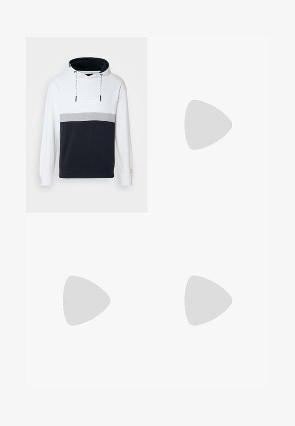 Sweat à capuche avec un coloris en blocs de couleurs blanc, gris et marine. Matière en coton doux, doté d'une capuche avec cordon de serrage et de manches côtelées.; Pantalons bleu marine en coton avec une coupe slim, dotés d'une taille à rayures contrastées et d'une ceinture en cuir marron.; Chaussures en cuir noir avec un bout rond, un laçage et une semelle en caoutchouc épaisse et texturée. Présente des coutures le long du bord et une finition lisse.; Sac de sport noir en matériau synthétique texturé. Doté de deux poignées et d'une bandoulière réglable. Design simple sans motifs visibles.