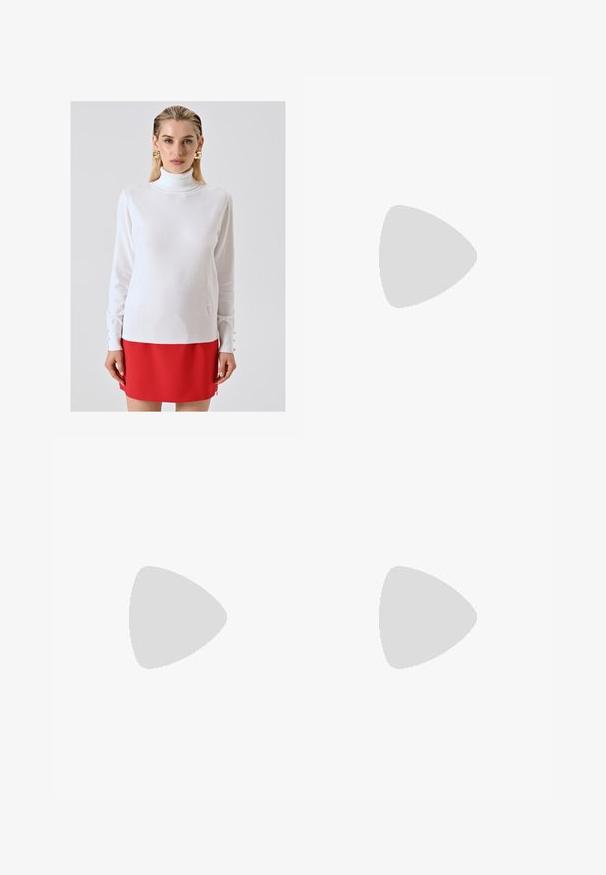 Frau in einem weißen Rollkragenpullover mit geknöpften Manschetten und einem roten Minirock, gestylt mit großen goldenen Ohrringen und zurückgekämmtem Haar.; Braune Weite-Leg-Hosen mit einer glatten Textur, hoher Taille und Vorderfalten. Der Stoff ist leicht und fällt locker.; Braune Lackleder-Stiefelette mit spitzem Zehenbereich, elastischem Knöchel und blockartigem Absatz. Elegantes Design mit glatter Textur.; Dunkelbraune Wildleder-Hobo-Schultertasche mit breitem, verstellbarem Ledertragegurt und weichem, lässigem Körper vor weißem Hintergrund.