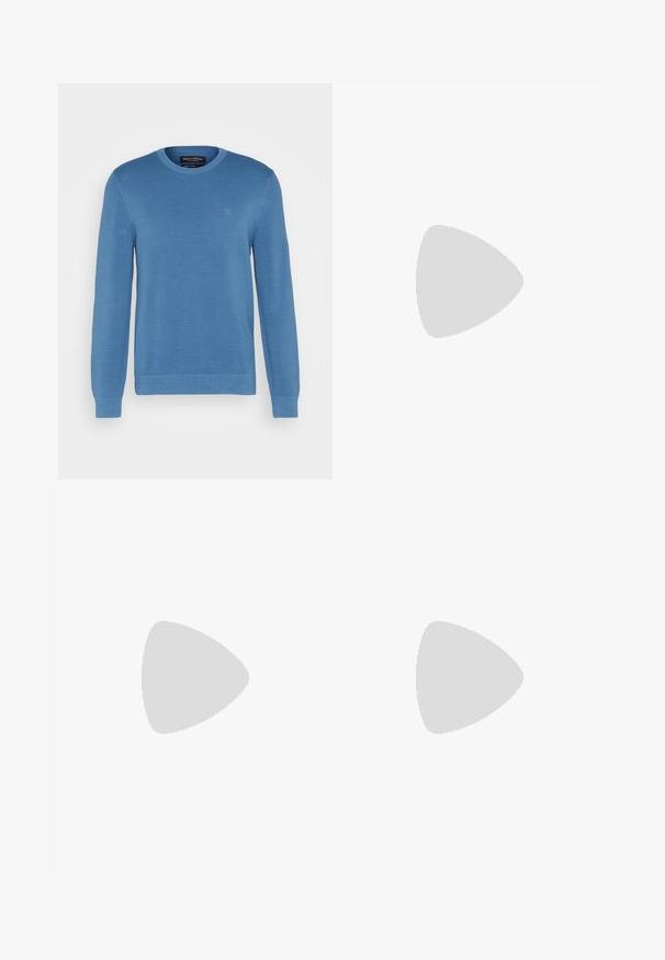 Pullover a maglia azzurro chiaro con scollo tondo, maniche lunghe e tessuto testurizzato. Presenta un piccolo logo nell'angolo in alto a sinistra.; Maglietta da calcio a maniche lunghe bianca con texture a costine, colletto e polsini neri, con logo Adidas nero e emblema grafico circolare.; Pantaloni sportivi neri realizzati in materiale liscio e leggero. Presentano una vita elastica e strisce laterali bianche con un logo sulla coscia.; Sneaker sportivo nero con strisce bianche, tessuto texturizzato, punta in pelle liscia e suola in gomma naturale. Presenta il logo sulla linguetta.