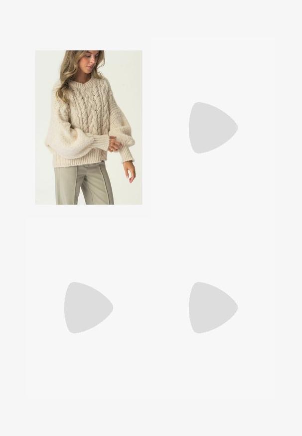 Beige kaapoknitti neule, jossa on paksu rakenne, leveät hihat ja ribbireunus. Yhdistetty vaaleisiin räätälöityihin housuihin.; Korkeavyötäröiset, tummansiniset leveälahkeiset farkut, joissa on viisi taskua ja erottuva tikkaus. Sisältää nappisuljin ja jämäkän muodon.; Mustat nahka-korkokengät, joissa on terävä kärki, matala korko ja sileä pinta. Edessä on pieni aukko ja takana minimaalinen varustus.; Ruskea nahkainen käsilaukku, jossa on teksturoitu pinta ja hopeiset yksityiskohdat, pidetään kädessä ruskean nahkahameen ja kuviollisen neuleen vieressä.