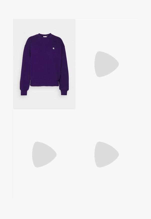 Carhartt WIP CASEY - Sweatshirt - tyrian; Jeans en denim bleu clair à large jambe, avec une taille mi-haute, cinq poches et une fermeture à bouton avec un accent métallique fin.; Baskets en daim rose avec des rayures vertes, des accents blancs et une semelle en caoutchouc brun. Comportent un tissu texturé et un détail de logo sur le côté.; Boucles d'oreilles en argent, ornées de cristaux clairs rectangulaires et triangulaires disposés en cercle autour d'un axe central pour le maintien.