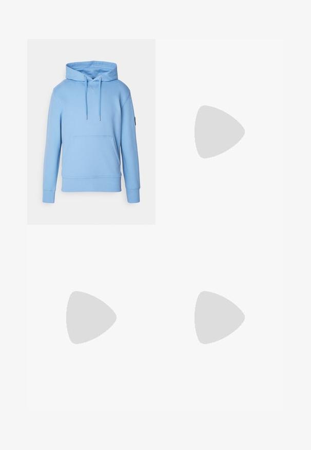 Calvin Klein Jeans BADGE HOODIE - Sportska majica - dusk blue; Bijela pamučna majica s okruglim izrezom, kratkim rukavima i izvezenim logom "Calvin Klein" na sredini prsnog dijela. Jednostavan dizajn.; Pantalone boje kreme s teksturiranim materijalom. Ima ravne nogavice, petlje za pojas i dvije prednje džepove. Bez uzoraka.; Bijela tenisica s gornjim dijelom od mrežice i sintetičkog materijala, okrugli vrh, ravne vezice i teksturirani bočni trak. Gumeni potplat s petnim trakicom.