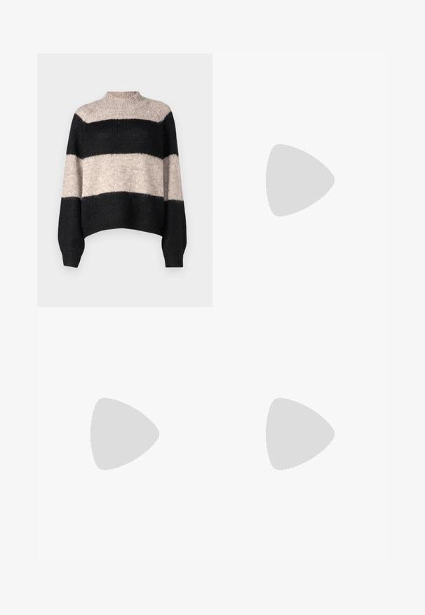 Maglione a righe con collo alto, caratterizzato da tre bande orizzontali in nero e beige chiaro. Realizzato in un morbido materiale di maglia testurizzata.; Pantaloni ampi a vita alta in ecopelle neri con bottone frontale, chiusura con zip, passanti per cintura e tasche laterali su sfondo bianco.; Stivale alla caviglia in vernice nera con punta quadrata e tacco geometrico spesso. Presenta una texture liscia e lucida e un'apposita linguetta sul retro per facilitare l'indossamento.; Borsa a spalla in pelle nera con una texture liscia, forma curva, tracolla regolabile e chiusura con zip. Design minimalista senza ornamenti.