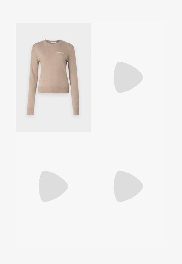 Suéter de malha bege com mangas longas, decote redondo, bainha e punhos com canelado, apresenta o discreto logotipo branco "2ND DAY" no peito.; Calças largas de pregas pretas com uma cintura elástica. O tecido apresenta pregas verticais e uma textura suave.; Sandal com salto alto preto e design de tiras trançadas, bico quadrado e tira de tornozelo ajustável. Sola em tom bege claro com um salto preto brilhante.; Mala de mão em couro preto com formato curvo, uma alça, fecho em zip e uma marcação discreta na frente. Textura suave, design minimalista.