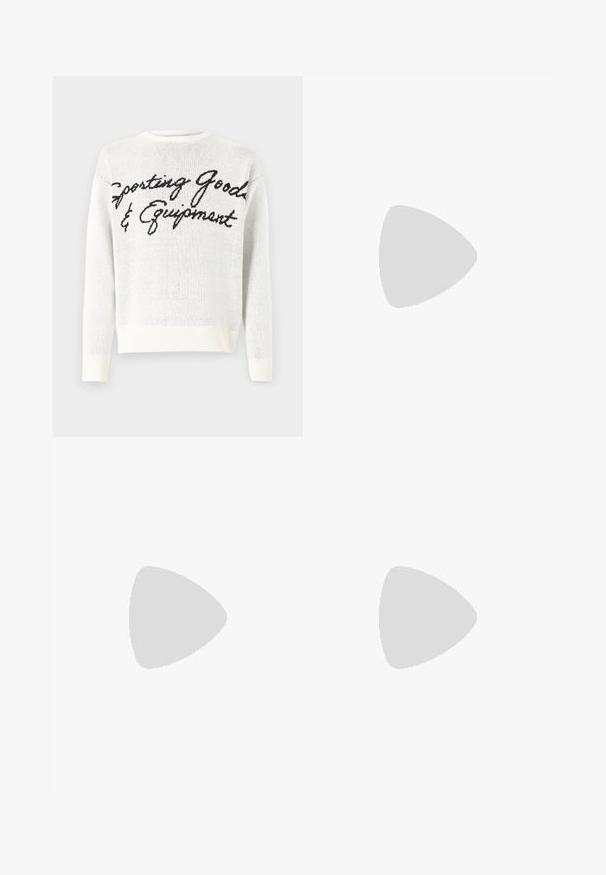 Pull en tricot blanc avec un texte en noir "Matériel et Équipements Sportifs" sur le devant, encolure arrondie et poignets côtelés.; Pantalons de lounge en coton gris avec une taille élastique, un cordon de serrage et deux poches latérales ; design à jambe droite, texture douce, sans motifs.; Bottine en daim beige avec un col rembourré noir, œillets en métal doré, détails de surpiqûres blanches et semelle en caoutchouc robuste avec des crampons prononcés.; Lunettes de soleil avec une monture légère en plastique gris clair, au design enveloppant, lentilles sombres et texture lisse. Présentent un marquage minimal sur le côté.